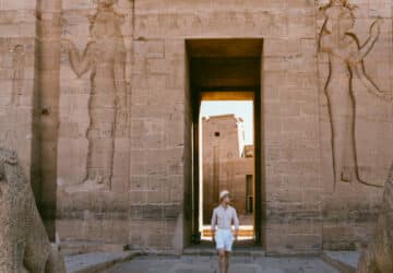 Jovem com seguro viagem Egito no Templo de Philae.