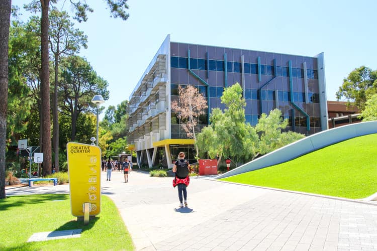 Estudantes em campus de universidade australiana