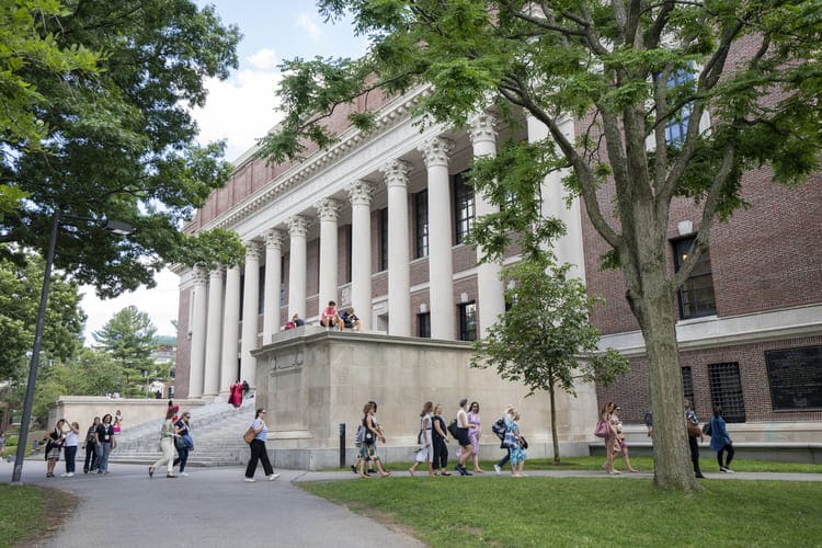 Jovens visitando memorial da Universidade de Harvard