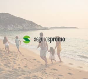 Família caminha e corre pela areia de uma praia ao pôr do sol, aproveitando o seguro viagem contratado no Seguros Promo