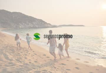 Família caminha e corre pela areia de uma praia ao pôr do sol, aproveitando o seguro viagem contratado no Seguros Promo