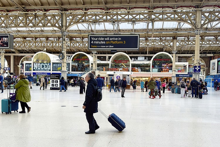 Pessoas transitando por uma estação em Londres