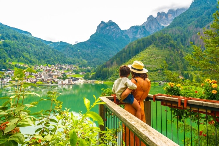 Mãe e criança com melhor seguro viagem