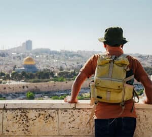 Homem observa região de Israel