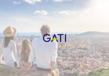 Família apreciando a vista panorâmica. Em primeiro plano, logo Gati Seguro Viagem
