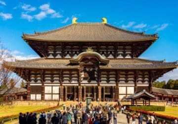 Viajantes em um templo no Japão