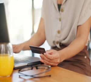 Seguro viagem cartão de crédito não é elegível para todas as categorias.